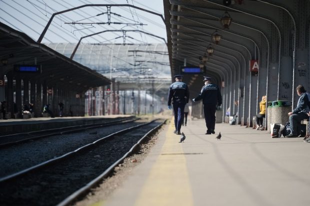 Un bărbat a furat portofelul unei tinere, într-un tren staționat în Gara de Nord. A fost prins în flagrant | VIDEO