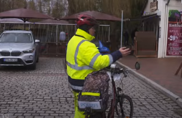 Un tânăr de 18 ani „vânează” șoferii care parchează ilegal în Germania: „Am adus 140.995 de euro la buget”