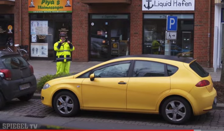 Un tânăr de 18 ani „vânează” șoferii care parchează ilegal în Germania: „Am adus 140.995 de euro la buget”