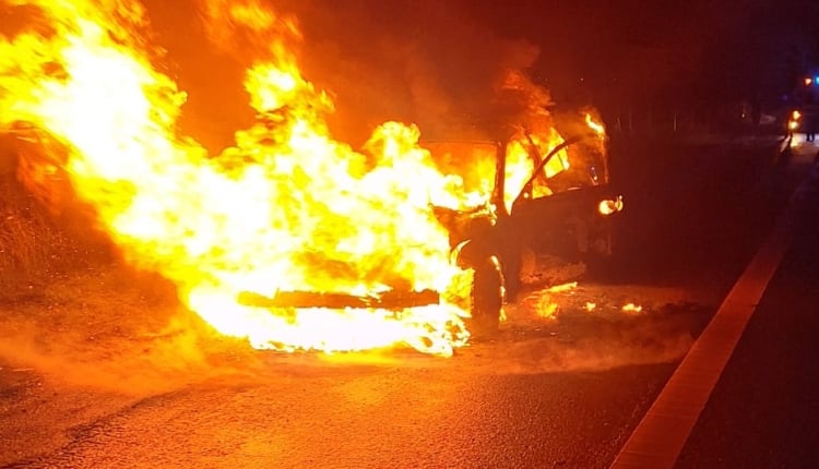 O mașină a luat foc în mers și a ars ca o torță pe Autostrada A1. Șoferul a reușit să se salveze