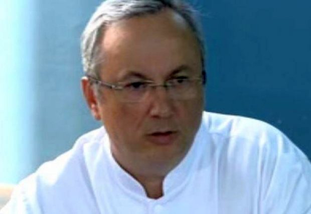 Chirurgul care şi-a înţepat acum patru ani un coleg cu electrocauterul cu care lucrase la un pacient cu hepatită C, inculpat de procurori