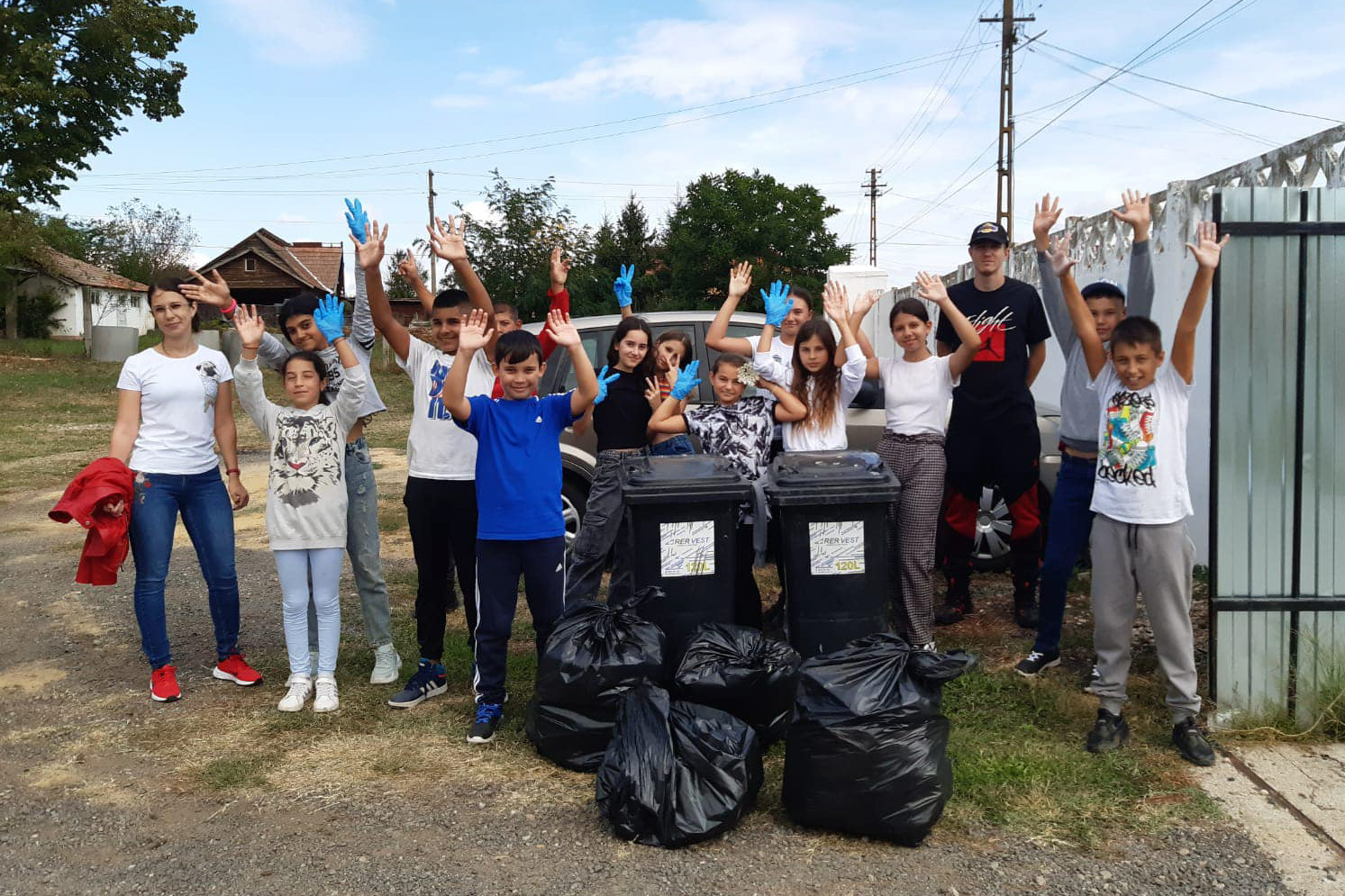 Comuna din Transilvania care a scăpat de PET-uri cu ajutorul copiilor. „Mi-am cumpărat jucării și dulciuri, cu saci cu sticle de plastic”