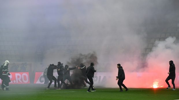 Ultrași de la Dinamo și CSA Steaua, reținuți de mascați, după bătaia de pe teren de la meciul Dinamo – UTA