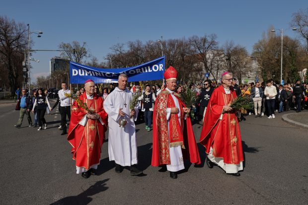 Catolicii au sărbătorit Floriile. Imagini de la procesiunea religioasă din București, care a dus la restricții în trafic