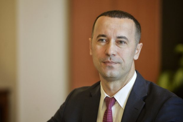 Iulian Dumitrescu respinge acuzațiile conform cărora ziariștii critici au fost sechestraţi: o jurnalistă s-a închis cu cheia în Palatul Administrativ