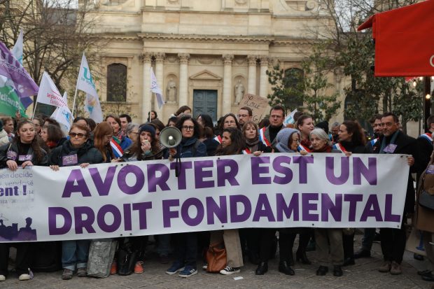 Franța devine prima țară care pune dreptul la avort în Constituție