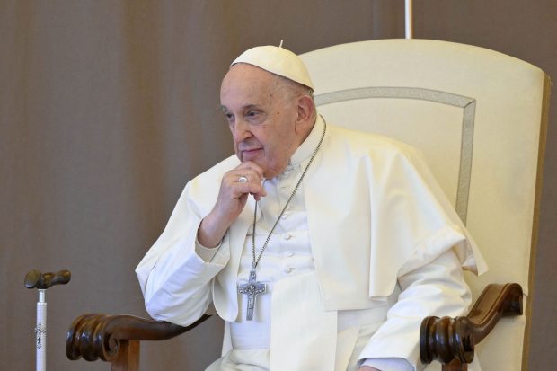 Papa Francisc și-a anulat în ultimul moment participarea la Drumul Crucii, în Vinerea Mare a Paştelui catolic, „pentru a-și proteja sănătatea”