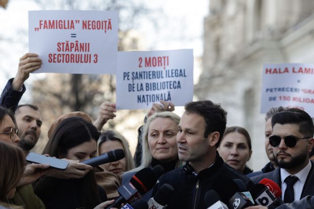 Negoiţă, plângere penală împotriva lui Nicuşor Dan pentru abuz în serviciu. Edilul sectorului 3, întâmpinat de protestatari la Parchetul General