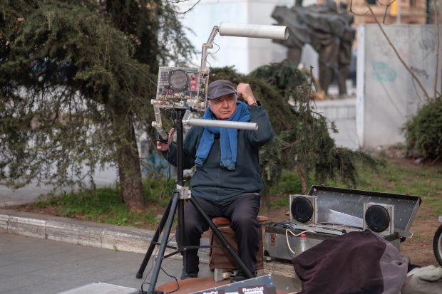 Povestea fizicianului-folkist care a vândut mii de CD-uri cu muzică cântată la teremin: „Primul sunet de fierăstrău l-a auzit pe la nouă ani”