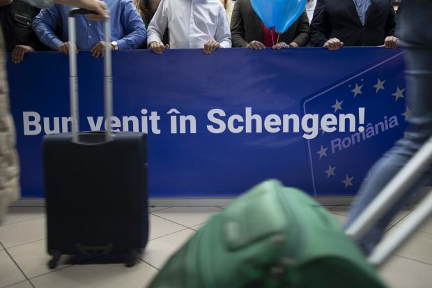 „Am stat un sfert de oră în autobuz numai ca să facem frumos”. Reacțiile călătorilor după intrarea României în Air Schengen | VIDEO