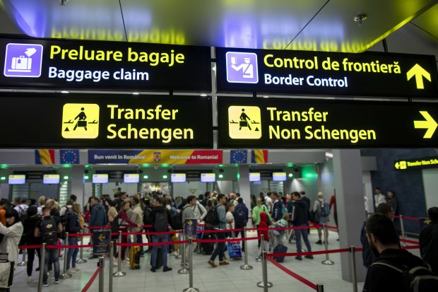 Consiliul Concurenţei analizează cum decid companiile aeriene preţurile biletelor de avion