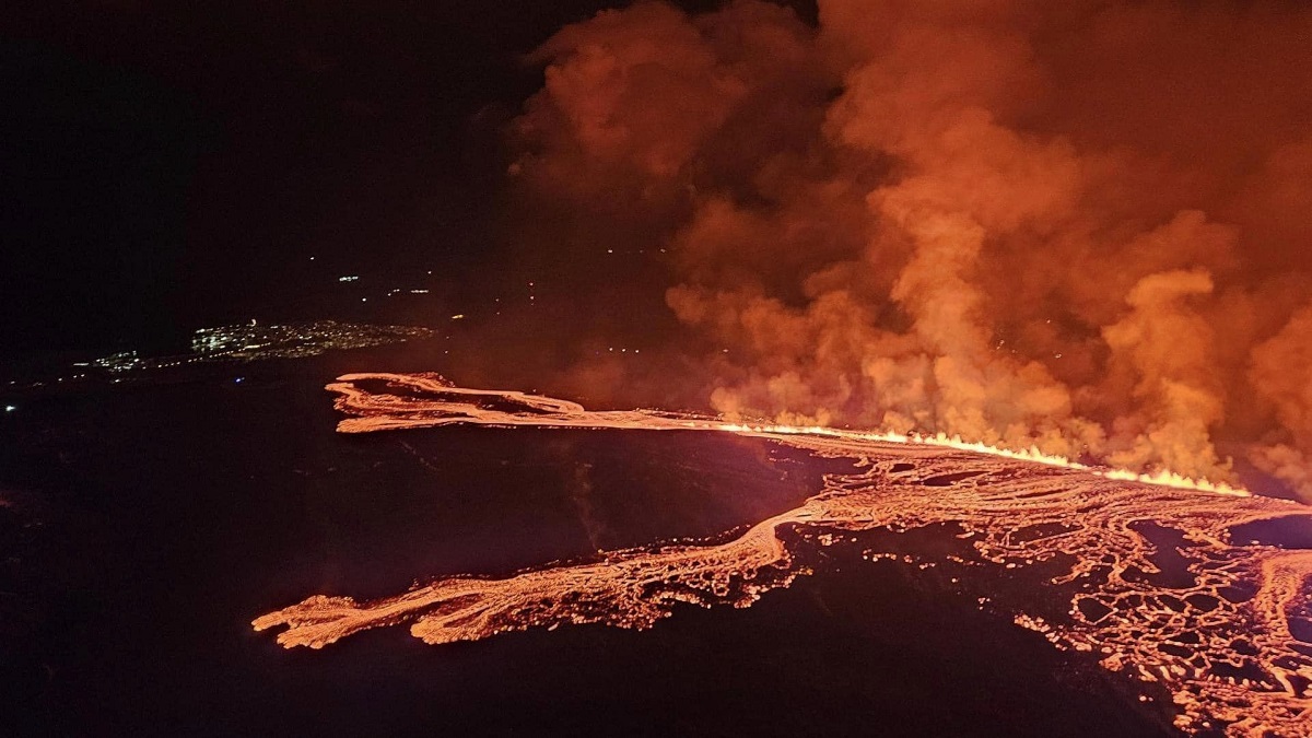 Lava unui vulcan care a erupt în Islanda e aproape de orașul Grindavik. Stare de urgență declarată în sudul țării. VIDEO