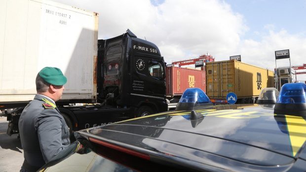 Șofer de TIR moldovean abia angajat în Italia, împușcat de un coleg invidios: „I-au dat cel mai frumos camion!”