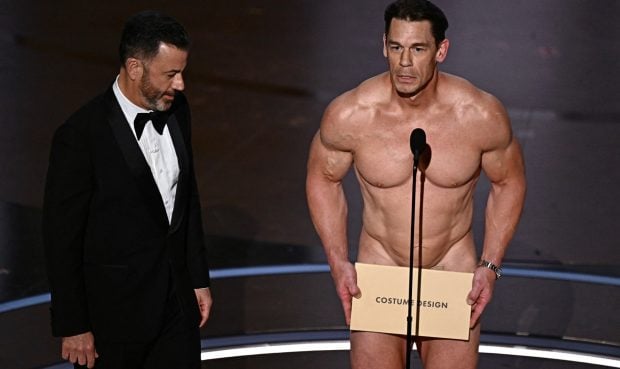 John Cena a apărut complet dezbrăcat pe scena de la Premiile Oscar 2024. Și-a acoperit zona intimă cu un plic | VIDEO