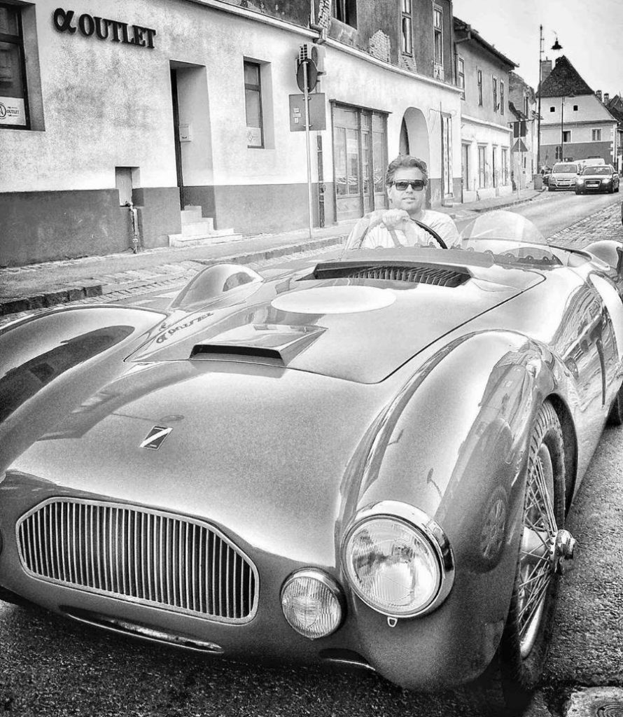 jurgen faff la volanul unui automobil de lux din colectia lui