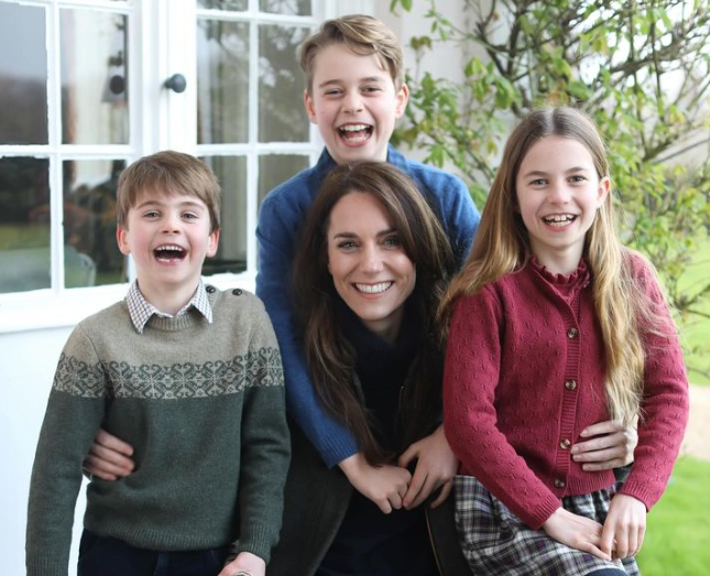 Kate Middleton a pozat oficial după operația abdominală din ianuarie. Kate Middleton a pozat oficial după operația abdominală din ianuarie.