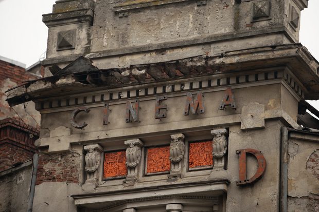FOTO. Ce s-a ales de „Broadway-ul” din Capitală? Cele mai tari cinematografe din București au devenit locuri părăsite, pline de mizerie. „Erau cozi ca la balamuc, rulau filmele unul după altul”