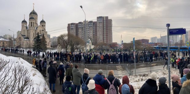 Înmormântarea lui Navalnîi: numele opozantului rus, scandat la Moscova. Sute de oameni, prezenți la ceremonie, în timp ce Kremlinul a dat un nou avertisment – UPDATE