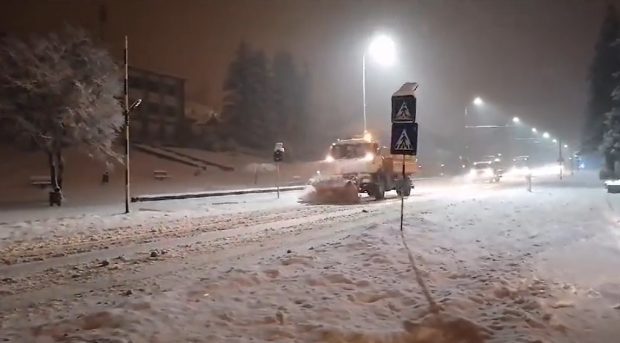 54 de utilaje de deszăpezire sunt pe șosele din centrul țării, unde ninge abundent. VIDEO