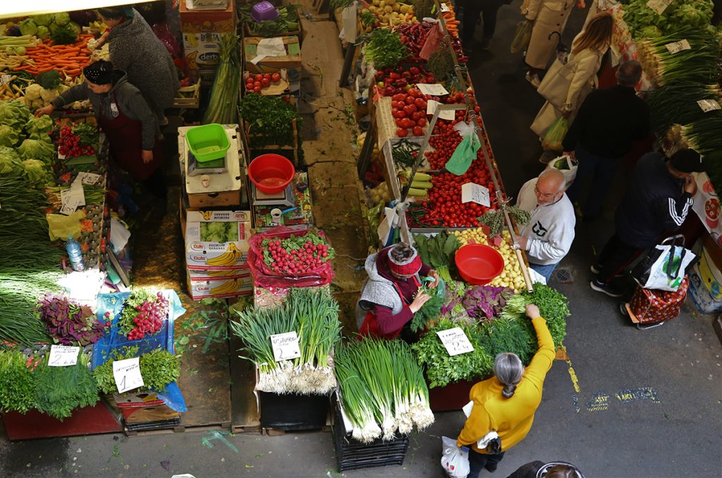 Am întrebat un economist și inteligența artificială ce sfaturi le-ar da românilor ca să facă economii. Ce au răspuns 3 piata obor mitus foto mici site 24