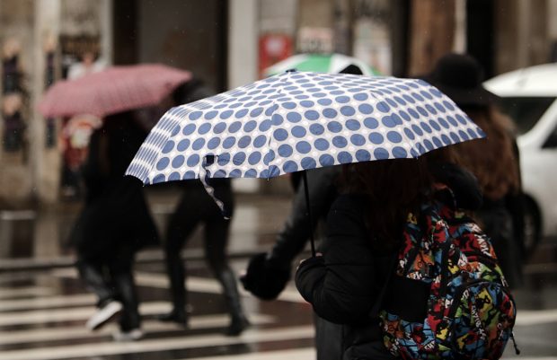 Cod galben de furtuni în aproape toată Moldova şi în zona Carpaţilor Orientali. Cum va fi vremea în București 
