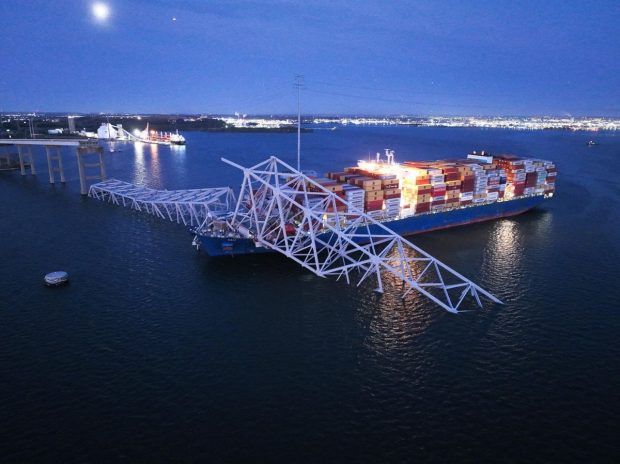 Un pod din Baltimore s-a prăbușit după ce a fost lovit de o navă cargo. Oamenii căzuți în râu erau muncitori care reparau carosabilul. Operatorii navei au emis un semnal de urgență | VIDEO