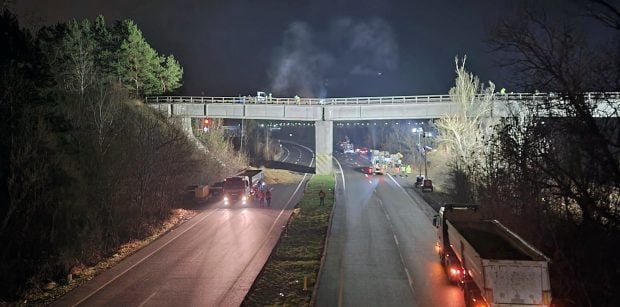 A început demolarea podului de cale ferată din Prahova. Circulația pe DN1, complet blocată cel puțin două zile | VIDEO
