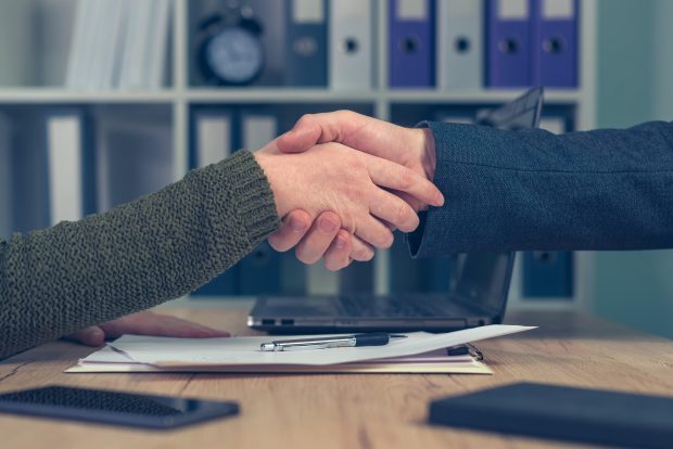 Greșeala românului care a dat 2.400 de euro cu împrumut în baza unui contract „de mână”. De ce nu mai poate recupera banii