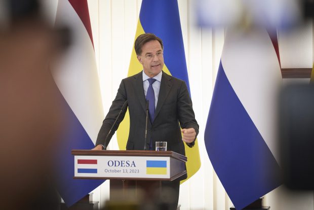„O pereche de mâini sigure”: Cine este Mark Rutte, premierul olandez favorit să preia șefia NATO