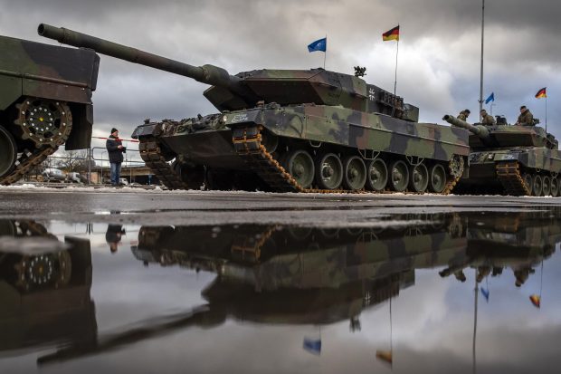 UE vrea să-și stimuleze industria de armament, pentru a trece la „regimul economiei de război”. Ce prevede pachetul de măsuri