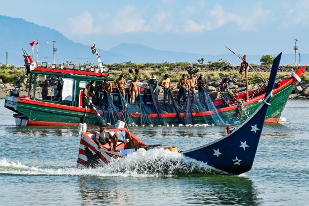 Zeci de persoane sunt date dispărute după ce o barcă s-a scufundat în Indonezia. 11 pescari au fost găsiți în viață, la trei zile după naufragiu