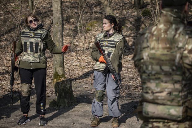 Femeile din armata ucraineană se plâng că au greutăți în a ajunge pe front: „Văd un ocupant venit să ne distrugă și nimic mai mult” | VIDEO