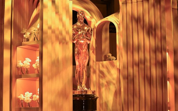 Premiile Oscar 2024, decernate în această noapte. Cine sunt considerați favoriți la principalele categorii