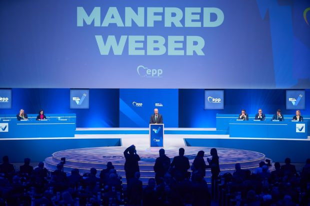 Congres PPE la Bucureşti. Surpriza Austriei: nu a mai votat contra manifestului electoral PPE care cere aderarea României la Schengen terestru, așa cum anunțase partidul lui Nehammer