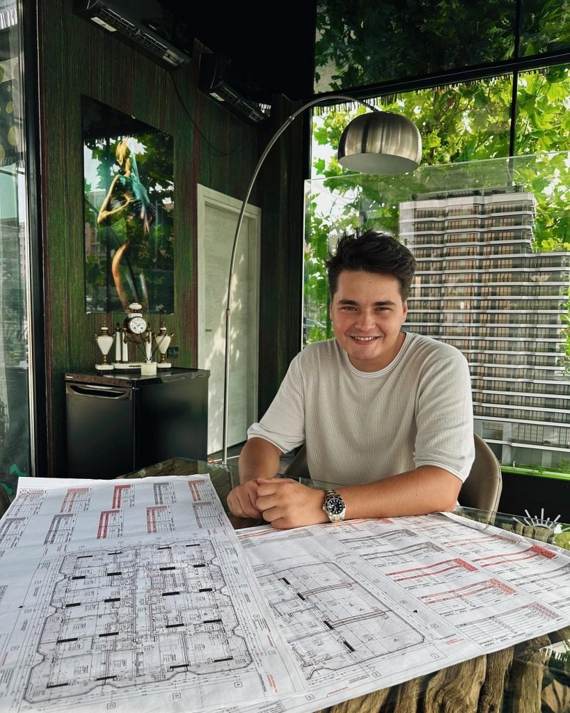 Selly a investit un milion de euro într-un film realizat în doar 4 luni: „Socoteala de acasă nu e cea din târg”. Ce așteptări are de la „Buzz House” 13 selly buzz house film 2 1