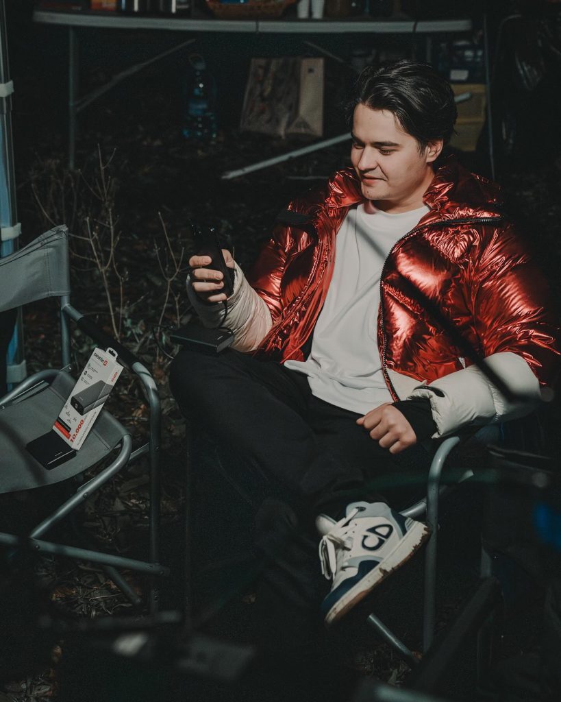 Selly a investit un milion de euro într-un film realizat în doar 4 luni: „Socoteala de acasă nu e cea din târg”. Ce așteptări are de la „Buzz House” 4 selly buzz house film 6