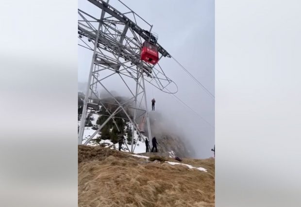 Turiști blocați în telecabina de la Bâlea Lac. Salvamontiștii i-au coborât după câteva ore cu ajutorul unor corzi. VIDEO
