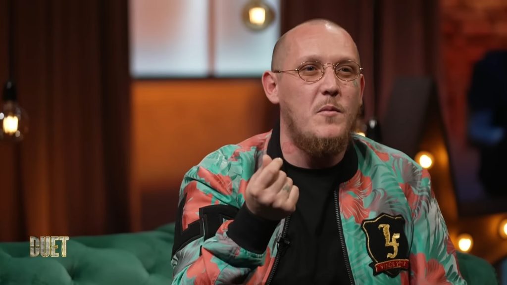toata lumea stie cine este what s up dar nu multi stiu cum il cheama de fapt pe artist cantaretul a dezvaluit la duet cu alexandra de unde i a venit inspiratia pentru numele sau de scena