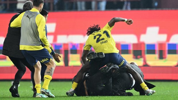 Imagini cu bătaia dintre jucătorii lui Fenerbahce și suporterii lui Trabzonspor intrați pe teren, în Turcia | VIDEO