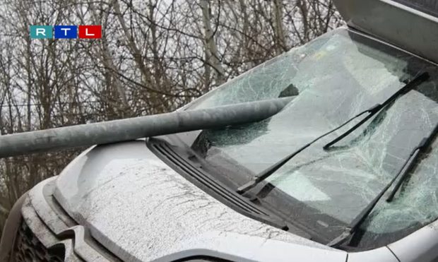 Un șofer român a scăpat miraculos cu viață, după ce o țeavă a intrat prin parbriz, pe o autostradă din Ungaria