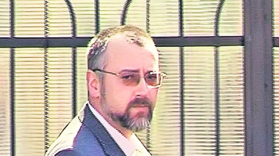 Schițele unei crime puse la cale de un fost procuror, care dorea să scape de nevastă, au mai băgat, după 13 ani, un complice la pușcărie