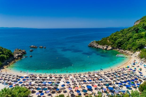 Reguli noi pe plajele din Grecia, după „mișcarea prosoapelor”. Respectarea lor, monitorizată cu drona