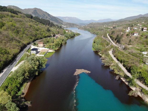Lacul turcoaz din Bosnia-Herțegovina, plin de deșeuri metalurgice, gunoi de grajd și fecale: „Catastrofă ecologică”