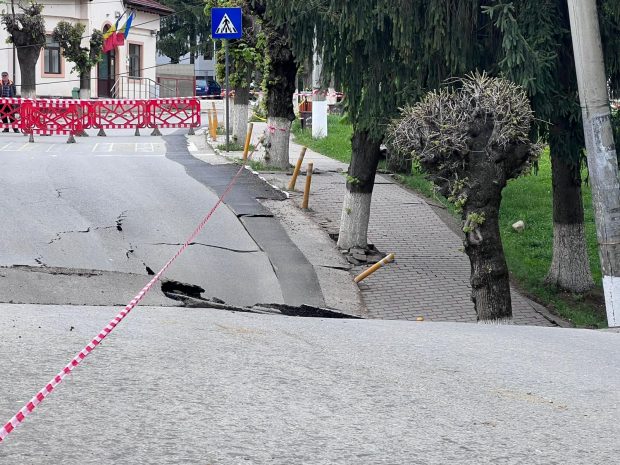O stradă din orașul Slănic s-a surpat. Crater adânc de 2 metri, pe o suprafață de 60 mp. Locuitorii din zonă, evacuați. „Fuge pământul sub noi”