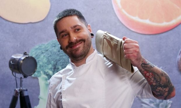 Cine e Alexandru Săbădeanu, care a primit cuțitul de aur la „Chefi la cuțite” de la Orlando Zaharia.  „Am început să gătesc în timpul facultății”