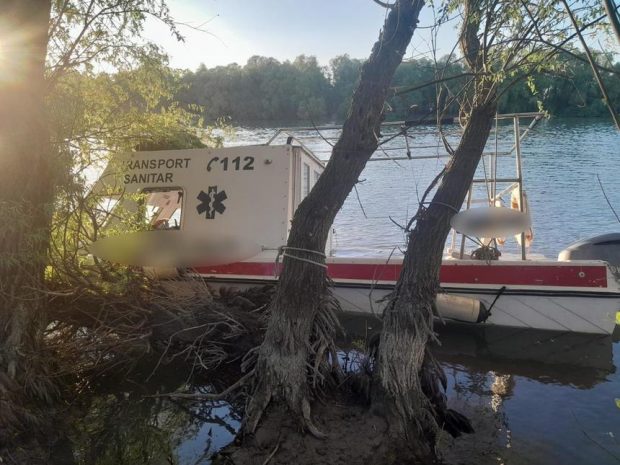 Accident cu o ambulanţă navală în Delta Dunării, în care au fost implicate patru persoane. În ce stare sunt victimele