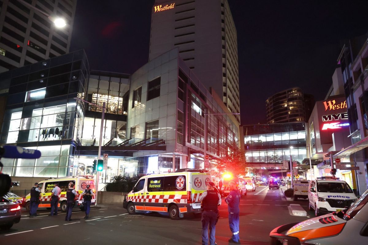 Un atac violent a avut loc în mall-ul din Sydney. Eroina polițistă l-a învins pe atacator. Un atac violent a avut loc în mall-ul din Sydney. Eroina polițistă l-a învins pe atacator.