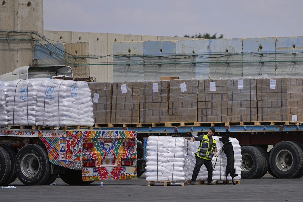 camioane care transporta ajutoare umanitare pentru fasia gaza trec prin zona de inspectie de la punctul de trecere kerem shalom in sudul israelului joi 14 martie 2024 foto ap