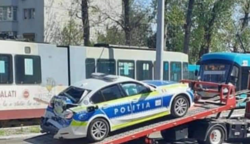 O mașină de poliție a fost lovită de tramvai, la Galați. Vatmanița a fost amendată