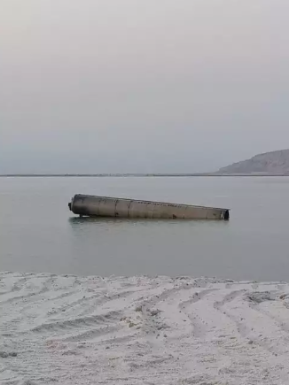 Imagini cu resturi de drone și rachete care au căzut în orașele israeliene din sudul țării. Un fragment a aterizat în Marea Moartă, lângă plajă